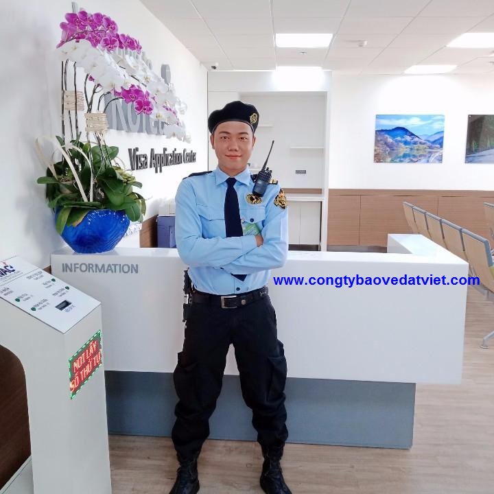 Nhân viên bảo vệ Đất Việt Security trực tại cổng tòa nhà văn phòng Biên Hòa Đồng Nai
