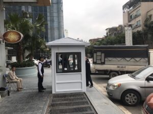 Bảo vệ showroom ô tô hướng dẫn trông giữ xe, kiểm tra tình trạng phương tiện