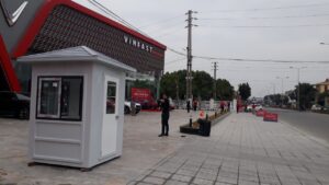 Nhân viên bảo vệ Đất Việt showroom ô tô kiểm soát lối vào, đảm bảo an ninh 24/7